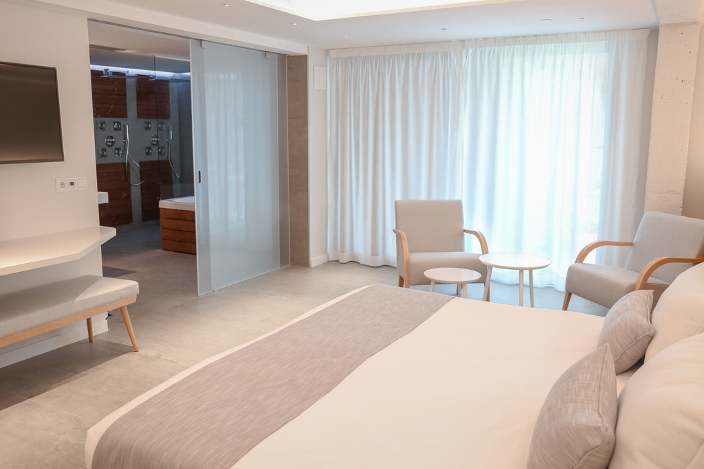 Suite Calma con Hidromasaje y Balcón vista piscina