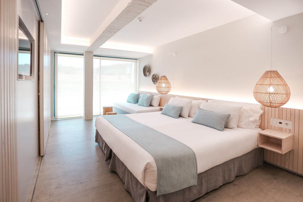 Habitación Mediterranean Triple vista piscina