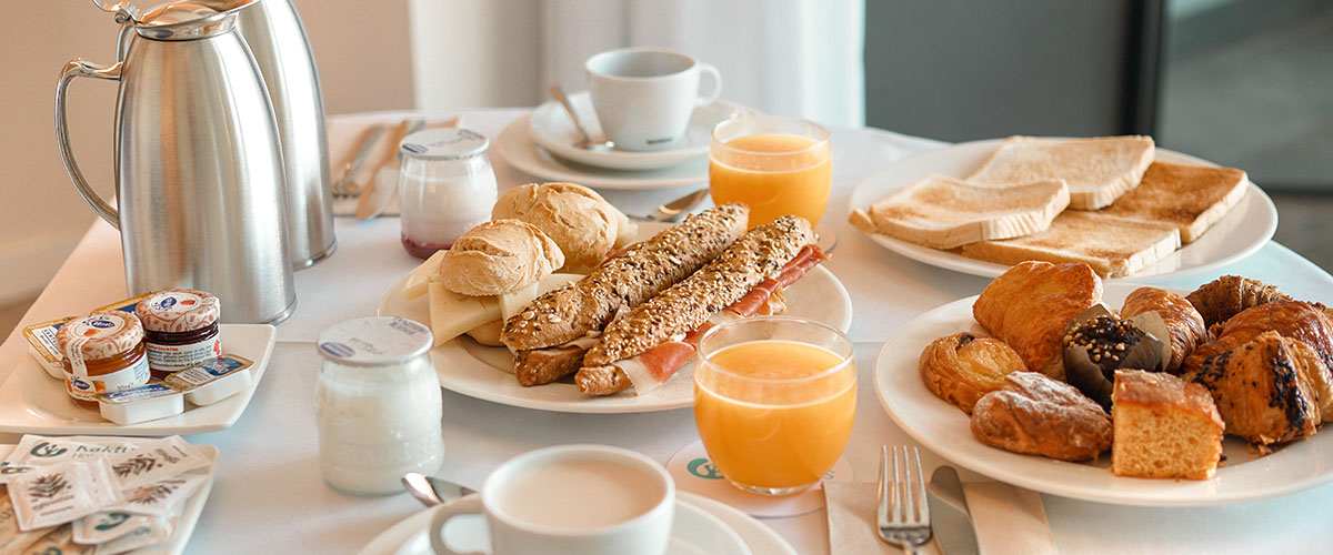 https://images.mirai.com/OFFERS%2FHOTELS%2F100020447%2Fofertas-kp-desayuno-hab2.jpg
